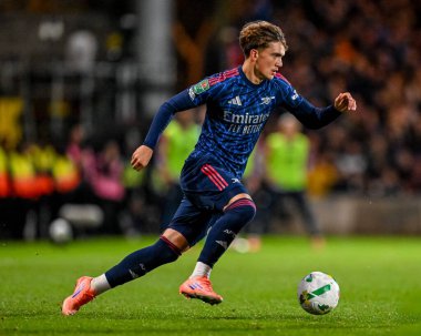 Arsenal 'den Max Dowman, 24 Eylül 2025' te İngiltere, Burslem 'deki Vale Park' ta oynanan 3. Carabao Kupası karşılaşmasında topa hız kazandırdı.