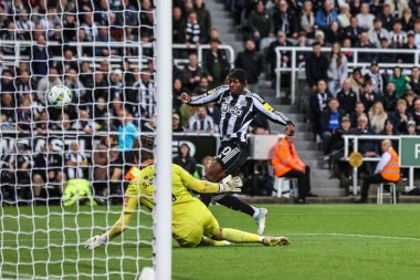 Newcastle Untie 'den Anthony Elanga, Bradford City' nin 24 Eylül 2025 'te St.James' s Park, Newcastle 'da oynanan 3. Carabao Kupası karşılaşmasında Bradford City' den Sam Walker 'ın kurtardığı golü atıyor. 