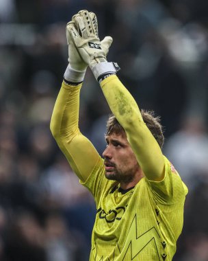 Bradford City 'den Sam Walker, 24 Eylül 2025' te St.James 's Park, Newcastle, İngiltere' de oynanan Carabao Kupası 3. tur karşılaşmasında Bradford City taraftarlarını alkışlıyor. 