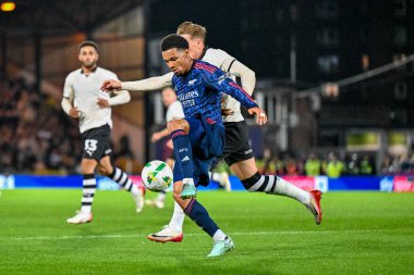 Arsenal 'den Ethan Nwaneri 24 Eylül 2025' te Vale Park, Burslem, İngiltere 'de oynanan Carabao Kupası 3. raundunda topu kontrol ediyor.