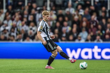 Newcastle 'dan Lewis Hall Untied, 24 Eylül 2025' te İngiltere 'nin Newcastle şehrinde oynanan Carabao Kupası 3. Raundda Newcastle United ile Bradford City maçında pas attı. 