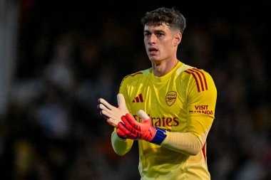 Arsenal 'den Kepa Arrizabalaga, 24 Eylül 2025' te İngiltere 'nin Burslem kentinde oynanan 3. Carabao Kupası karşılaşmasında eldivenlerini düzeltiyor.