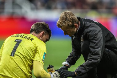 Bradford City 'den Sam Walker, 24 Eylül 2025' te St.James 's Park, Newcastle, İngiltere' de oynanan 3. Carabao Kupası karşılaşmasında sakatlanan fizyoterapistle konuşuyor. 