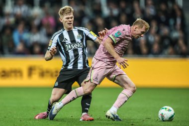 Newcastle 'dan Lewis Hall Untie ve Bradford City' den Brad Halliday, 24 Eylül 2025 'te St.James' s Park, Newcastle, İngiltere 'de oynanan Carabao Kupası 3. 