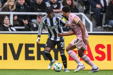 Newcastle Untie 'den Anthony Elanga, 24 Eylül 2025' te İngiltere 'nin Newcastle şehrinde oynanan Carabao Kupası 3. turunda Bradford City' ye karşı oynanan karşılaşmada Bradford City 'den Ibou Touray' i durdurdu. 