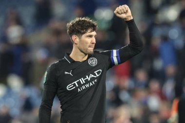 Manchester City 'den John Stones, 24 Eylül 2025' te Accu Stadyumu 'nda oynanan 3. Huddersfield Town - Manchester City karşılaşmasında Carabao Kupası taraftarlarıyla galibiyeti kutluyor.