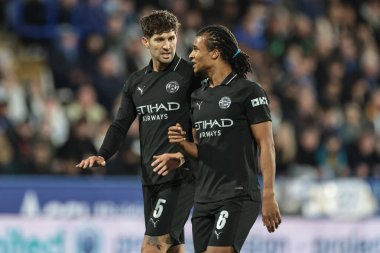 Manchester City 'den John Stones, 24 Eylül 2025' te İngiltere 'nin Huddersfield şehrinde oynanan 3. Carabao Kupası karşılaşmasında Manchester City' den Nathan Ake 'ye seslendi.