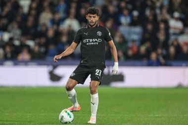 Manchester City 'den Matheus Nunes, Carabao Kupası 3. Raundda Huddersfield Town ile Manchester City arasında oynanan Accu Stadyumu maçında topla birlikte, 24 Eylül 2025
