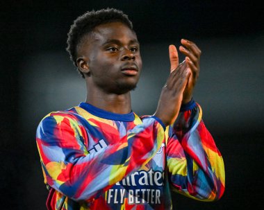 Arsenal 'den Bukayo Saka, 24 Eylül 2025' te İngiltere 'nin Burslem kentindeki Vale Park' ta oynanan 3. Carabao Kupası karşılaşmasında gezgin taraftarları kabul ediyor.