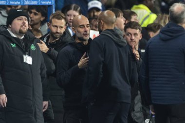 Manchester City 'nin Pep Guardiola teknik direktörü Huddersfield Town teknik direktörü Huddersfield Town' ın Manchester City 'deki Accu Stadyumu, Huddersfield, İngiltere' de oynanan Carabao Kupası 3. raundunda son düdüğü çaldıktan sonra Lee Grant ile tokalaşıyor., 