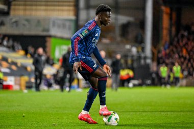 Arsenal 'den Bukayo Saka, 24 Eylül 2025' te İngiltere, Burslem 'deki Vale Park' ta oynanan 3. Carabao Kupası karşılaşmasında topa vuruyor.