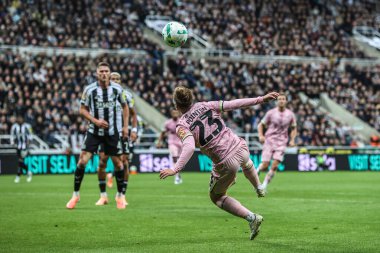 Bradford City 'den Bobby Pointon, 24 Eylül 2025' te St.James 's Park, Newcastle, İngiltere' de oynanan 3. Carabao Kupası karşılaşmasında köşedeki topa liderlik ediyor. 