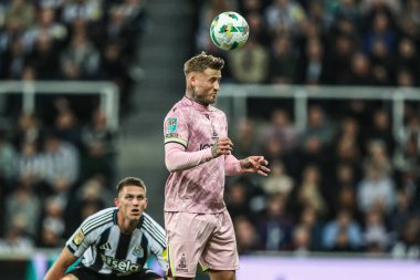 Bradford City 'den Stephen Humphrys, 24 Eylül 2025' te St.James 's Park, Newcastle, İngiltere' de oynanan 3. Carabao Kupası karşılaşmasında yüksek topu kazanmak için sıçradı. 