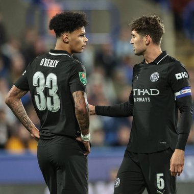Manchester City 'den John Stones, 24 Eylül 2025' te İngiltere 'nin Huddersfield Stadyumu' nda oynanan 3. Carabao Kupası karşılaşmasında Manchester City 'den Nico O' Reilly ile konuştu.