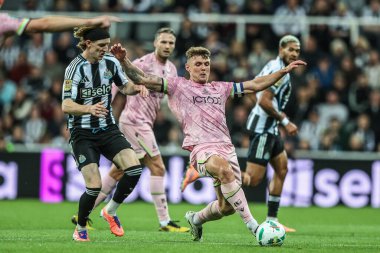 Bradford City 'den Max Power, 24 Eylül 2025' te, Newcastle, İngiltere 'deki St.James' s Park 'ta oynanan Carabao Kupası 3. Raundda oynanan karşılaşmada Newcastle United ve Bradford City maçında Newcastle Untie' den Anthony Gordon 'ın baskısıyla topu geri atıyor. 