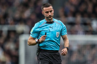 Hakem Thomas Kirk, Carabao Kupası 3. raundunda Newcastle United ile Bradford City maçını 24 Eylül 2025 'te St. James' s Park, Newcastle 'da izledi. 