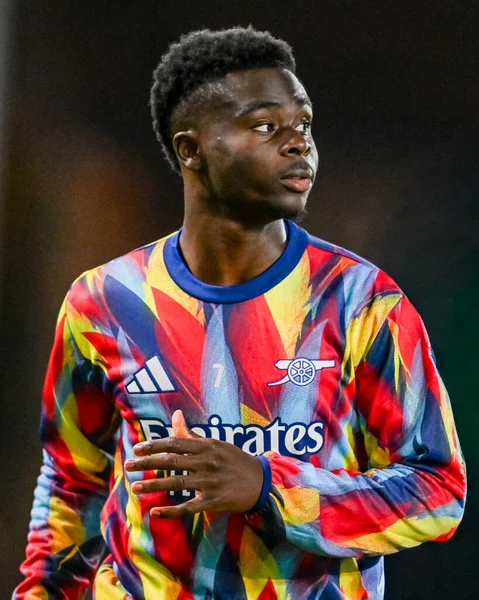 Arsenal takımından Bukayo Saka, Carabao Kupası 3. Raundda Vale Park, Burslem, Birleşik Krallık 'ta oynanan Port Vale-Arsenal maçında antrenman çantasında.