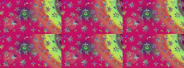 Mor ve pembe renkte çiçeklerle çizilmiş çiçek deseni. Çiçekler mavimsi ve pembe renkler suluboya stilinde.