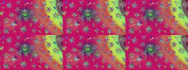 Mor ve pembe renkte çiçeklerle çizilmiş çiçek deseni. Çiçekler mavimsi ve pembe renkler suluboya stilinde.