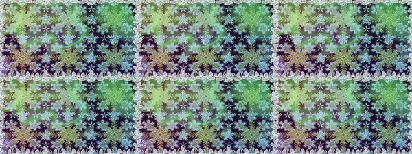 Altın antika ortaçağ dekoratifi, yaprakları ve yeşil renklerde altın desenli süslemeleri olan pürüzsüz bir şablon. Kusursuz kraliyet lüksü, altın barok kumaş rengi..