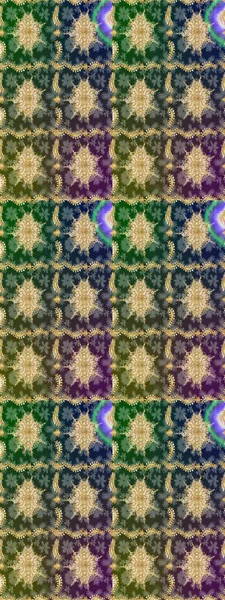 Süslü raster dekorasyonu. Lüks, kraliyet ve Viktorya dönemi konsepti. Yeşil yerine altın rengi barok çiçekli eskiz deseni. Yeşil renkte altın element.