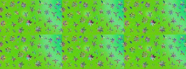 Şirin çiçekli eskiz deseni ve yeşil ve mavi renkli yapraklar, suluboya çiçek deseni, duvar kağıdı, kart ya da kumaş için fayanslı. Raster illüstrasyonu.