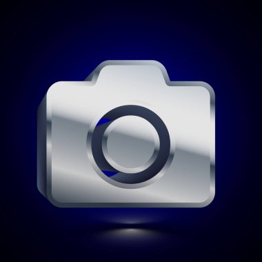 stilize 3D fotoğraf makinesi simgesini tıklatın. Parlak gümüş vektör simgesi. Gölge ile koyu arka plan üzerinde illüstrasyon izole hacimsel sembolü.