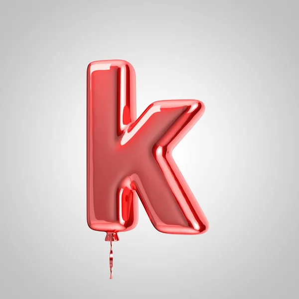 Parlak metalik kırmızı balon harf K küçük beyaz arka plan üzerinde izole — Stok fotoğraf