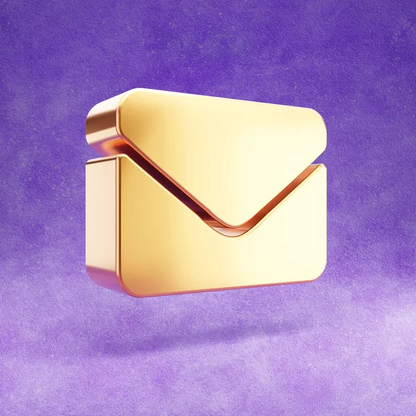 Ikona poczty. Złoty błyszczący symbol Poczta izolowane na fioletowym aksamitnym tle. — Zdjęcie stockowe