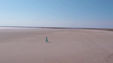 Uzun mavi elbiseli güzel bir kadın etrafta uçuyor tuzlu tatlı içinde yalnız yürüyor..