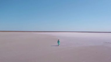 Uzun mavi elbiseli güzel bir kadın kameraya doğru yürüyor tuzlu tatlı içinde.