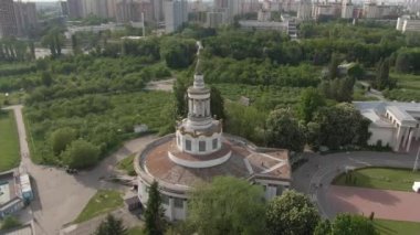 Elinde buğday olan kadın heykeliyle eski Sovyet binasının üzerinde uçuyordu. Kyiv 'deki Sergi Merkezi VDNG' ye Göster.