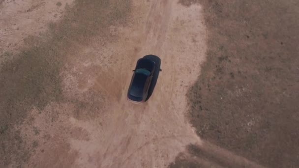 Dunkelblauer Sportwagen fährt im Sand und hinterlässt Staubwolken. — Stockvideo