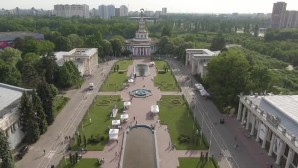 Volando sobre el Centro de Exposiciones VDNG en Kiev. Plaza central con fuentes, caminos para personas y ciclistas . — Vídeo de stock