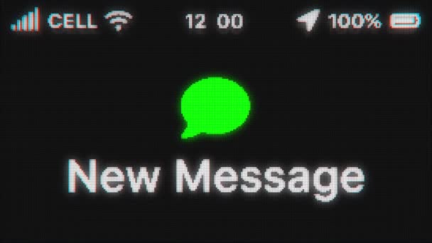Na starém displeji se objeví nová zpráva. Pixelovaná animace textu s hud telefonem. Ikona zelené zprávy. — Stock video
