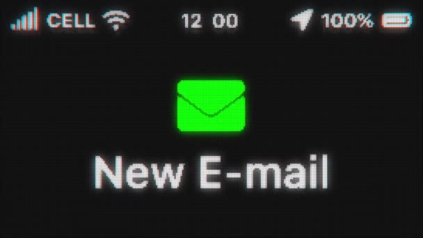 Na starém displeji se objeví nový e-mail. Pixelovaná animace textu s hud telefonem. Ikona zelené pošty. — Stock video
