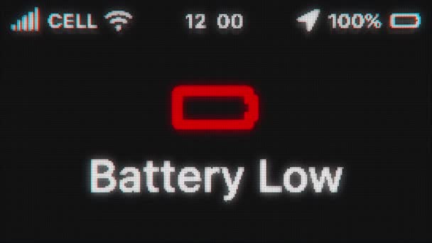 Bateria baixa aparecem no display antigo. Animação de texto pixelada com hud de telefone. ícone da bateria vermelha. — Vídeo de Stock