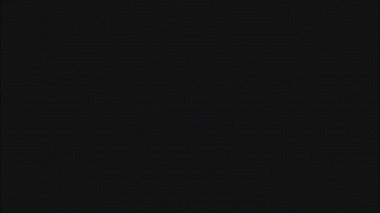 Seviye Üstü metin iletisi eski ekranda görünüyor. Renkli abberasyonlu piksel metin retro monitörde canlandırıldı.