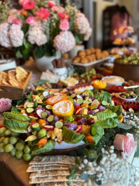 Parti ziyafeti için şarküteri dolu bir masa.