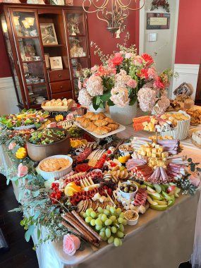 Parti ziyafeti için şarküteri dolu bir masa.