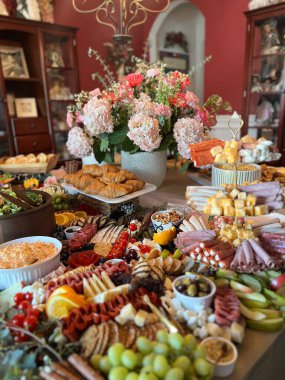 Parti ziyafeti için şarküteri dolu bir masa.