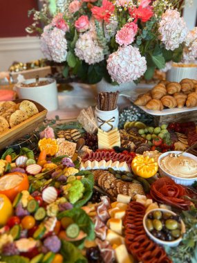 Parti ziyafeti için şarküteri dolu bir masa.