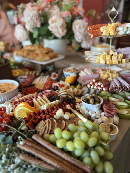 Parti ziyafeti için şarküteri dolu bir masa.