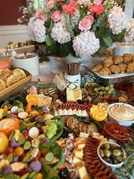 Parti ziyafeti için şarküteri dolu bir masa.