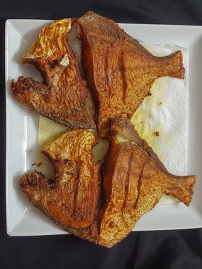 Rupchada balık kızartması. Misafir için beyaz tabakla süslenmiş.