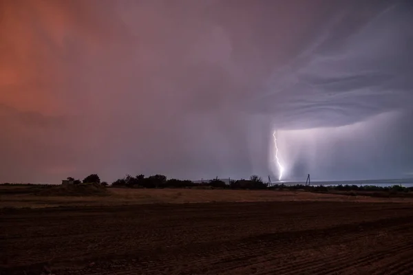 Cenário Noturno Uma Tempestade Trovão Com Iluminação Cor Laranja Nuvens — Fotografia de Stock