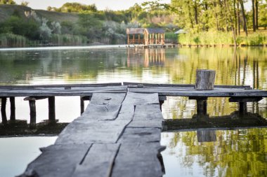Köprü su Stilts kurulların. Bulanık bir çardak arka planı
