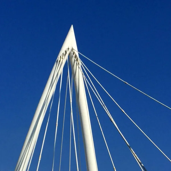 Mastro Aço Inoxidável Ponte Que Abrange Sobre Céu Azul — Fotografia de Stock