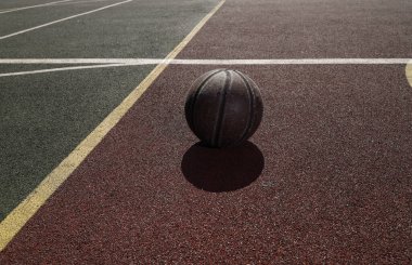 Bahçedeki yeşil oyun parkında basketbol topu