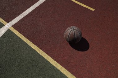 Bahçedeki yeşil oyun parkında basketbol topu